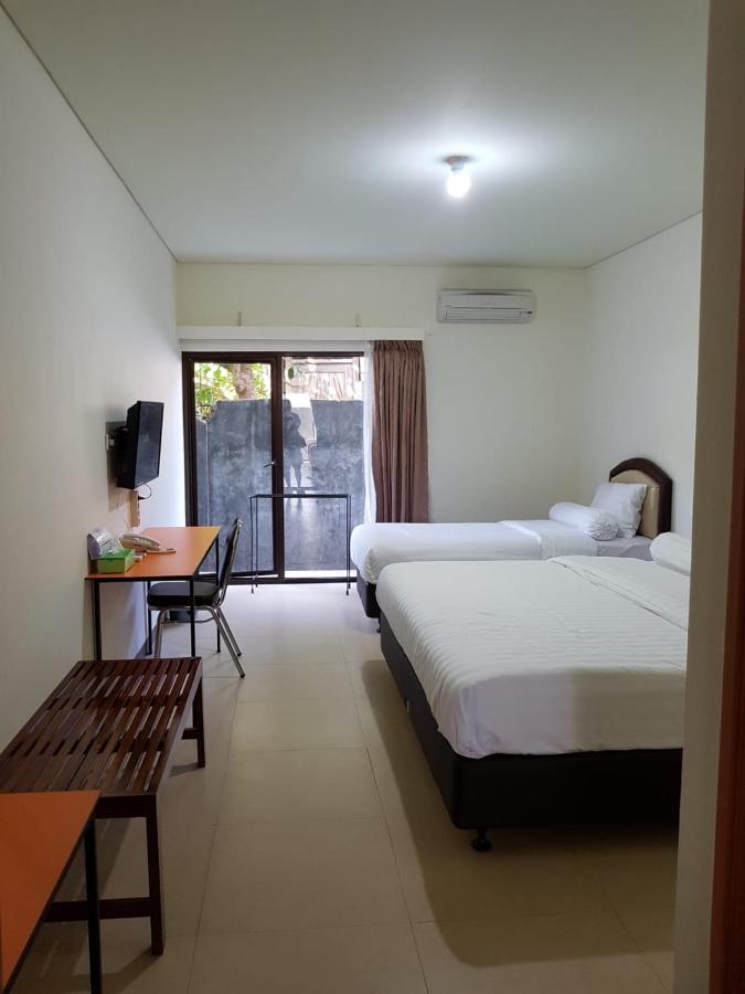 Hotel Larensia Labuan Bajo Exterior photo