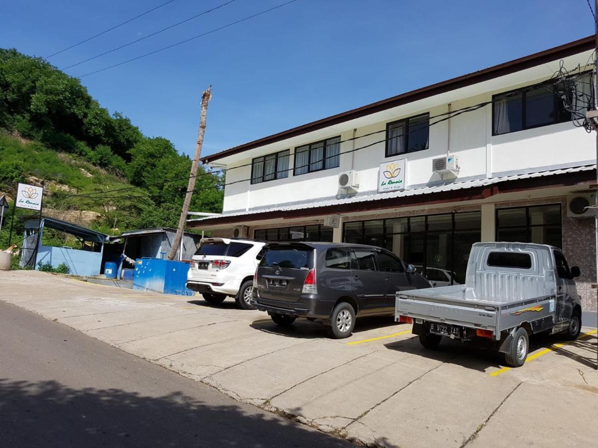 Hotel Larensia Labuan Bajo Exterior photo