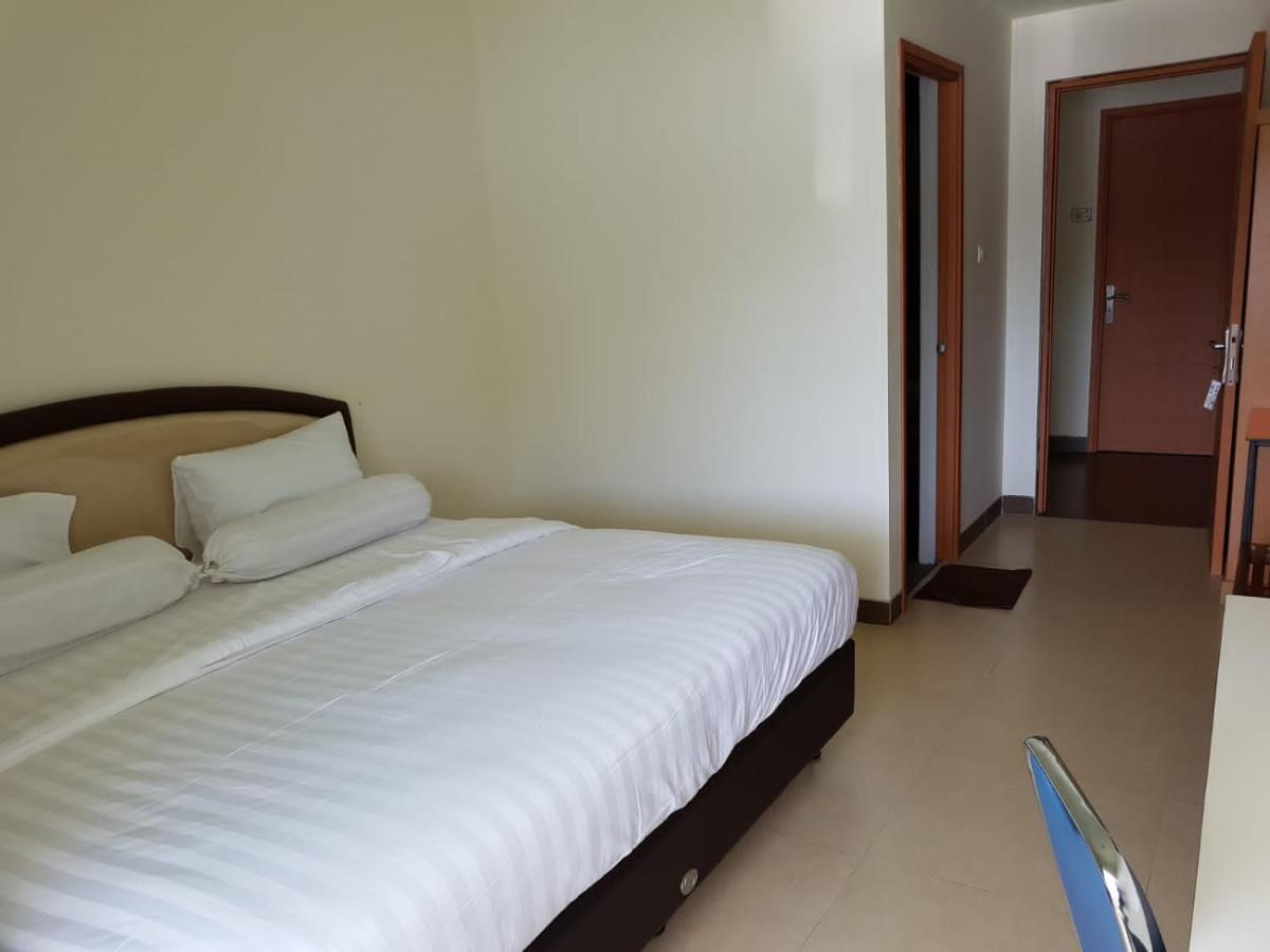 Hotel Larensia Labuan Bajo Exterior photo