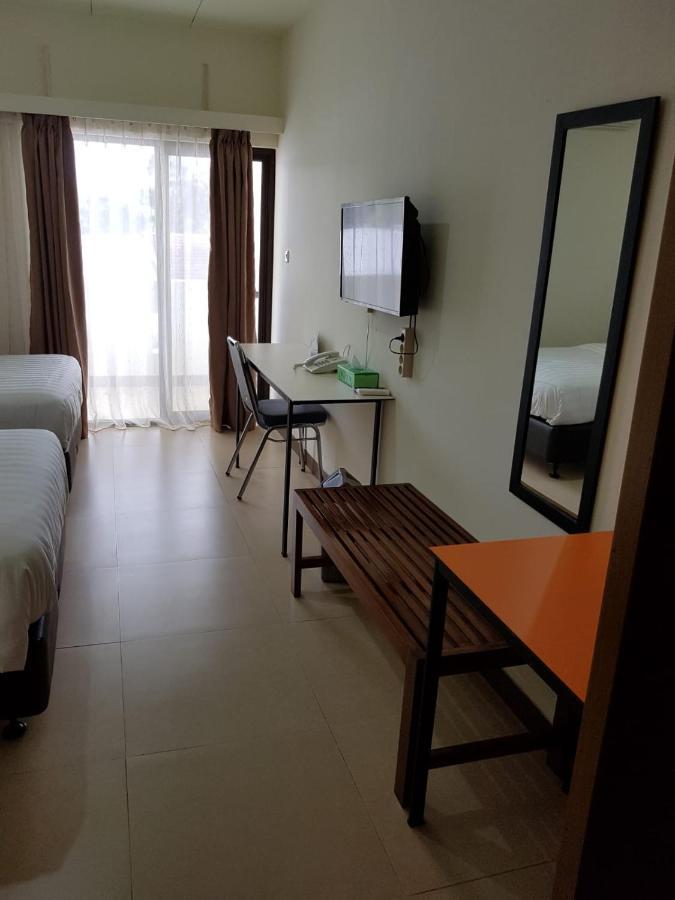 Hotel Larensia Labuan Bajo Exterior photo