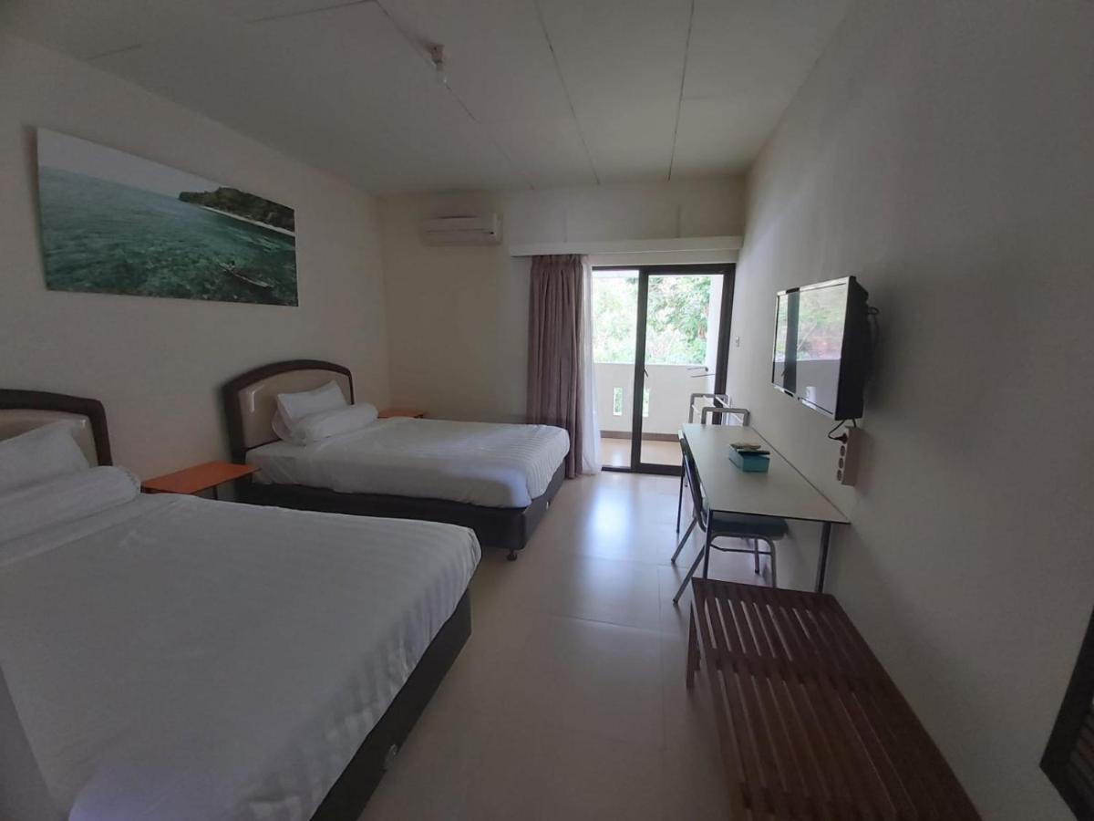 Hotel Larensia Labuan Bajo Exterior photo