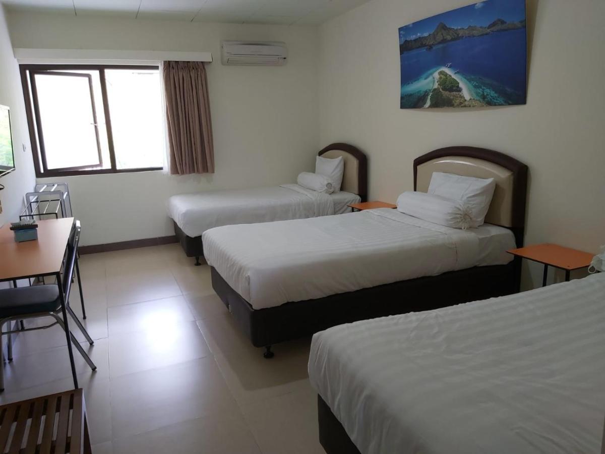 Hotel Larensia Labuan Bajo Exterior photo